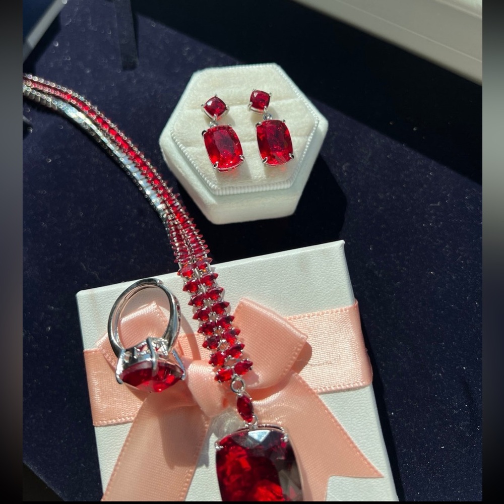 - - Gorgeous Swarovski Elements Ruby Shade Neckla… - image 5